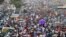 အိန္ဒိယနိုင်ငံ Ahmedabad မြို့မှာ ဒီပါဝလီပွဲ ဆင်နွှဲဖို့ ဈေးဝယ်နေကြသူများ။ (နိုဝင်ဘာ ၁၂၊ ၂၀၂၀)