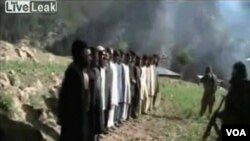 Video yang dirilis oleh Taliban Pakistan menunjukkan eksekusi dengan tembakan terhadap para polisi Pakistan (18/7).