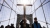ARCHIVO - Un viacrucis avanza sobre el Puente de Brooklyn después de salir de la Basílica Catedral de St. James, para conmemorar el Viernes Santo y el inicio del fin de semana de Pascua, el 29 de marzo de 2024 en Nueva York, EEUU.