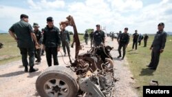 Tentara Thailand memeriksa lokasi di sekitar ledakan bom di selatan provinsi Pattani, 19 Juni 2017. (REUTERS/Surapan Boonthanom)