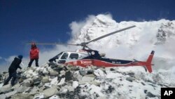 A helicopter prepares to rescue people at Everest Base Camp, which had been struck Saturday by an avalanche triggered by a massive earthquake in Nepal, on April, 27, 2015. 