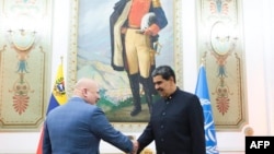 El fiscal de la CPI, Karim Khan, junto al presidente Nicolás Maduro en una visita oficial. 