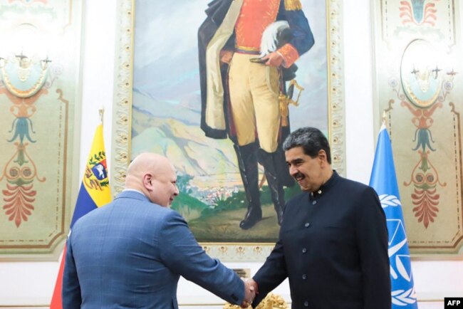 Fiscal Karim Khan y su cuñada en aceras distintas en la CPI: ¿Cómo afecta la investigación sobre Venezuela? 1 El presidente venezolano Nicolás Maduro saluda en el palacio de gobierno en Caracas al fiscal de la Corte Penal Internacional, Karim Khan, el 22 de abril de 2024.