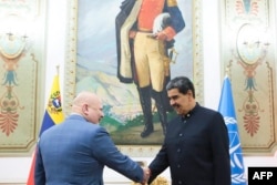 El presidente venezolano Nicolás Maduro saluda en el palacio de gobierno en Caracas al fiscal de la Corte Penal Internacional, Karim Khan, el 22 de abril de 2024.