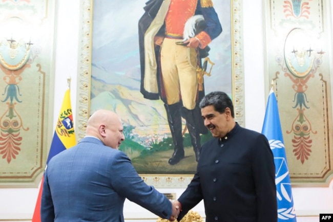 El presidente venezolano Nicolás Maduro saluda en el palacio de gobierno en Caracas al fiscal de la Corte Penal Internacional, Karim Khan, el 22 de abril de 2024.