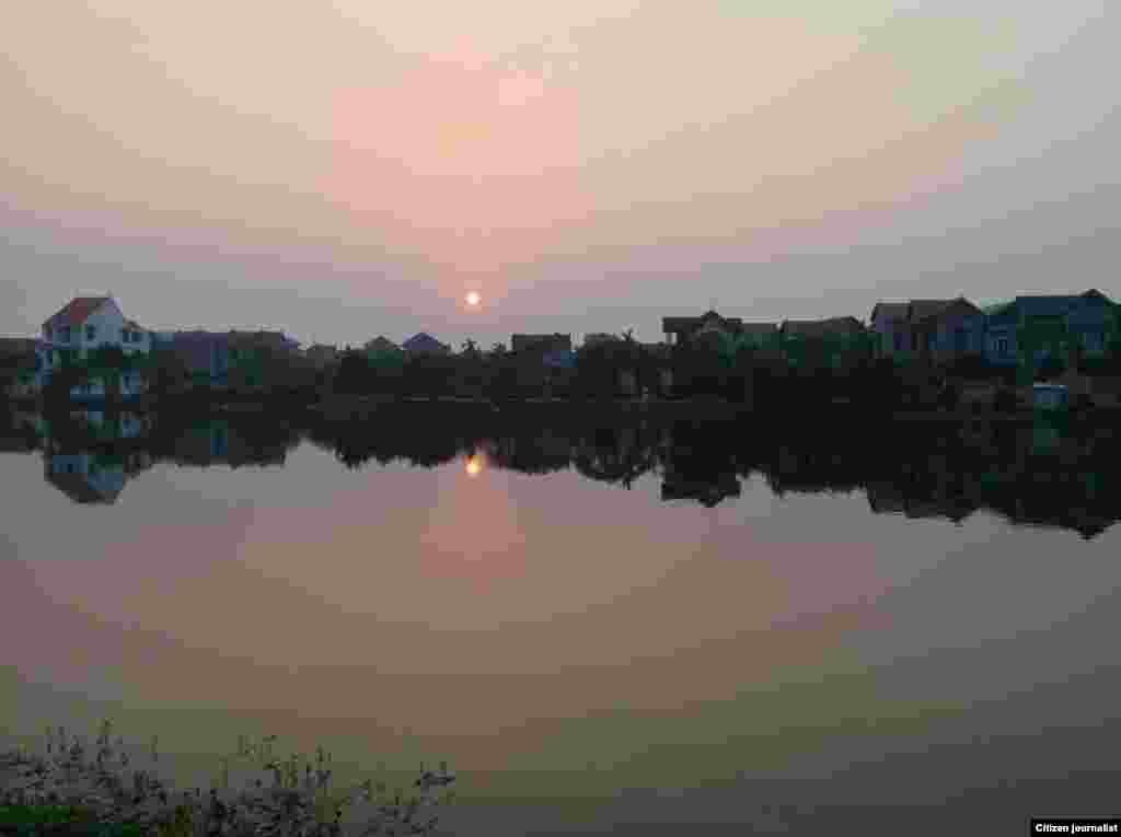 Hoàng hôn làng quê Việt Nam (Ảnh độc giả Nguyễn Đức Giang)