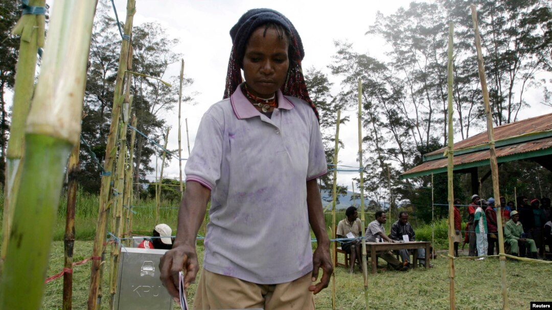 Seorang perempuan suku asli Papua memasukan kertas suara di distrik Hubikosi, Lembah Wamena, Papua, pada pemilihan presiden 2009, 8 Juli 2009. (Foto:Dok)
