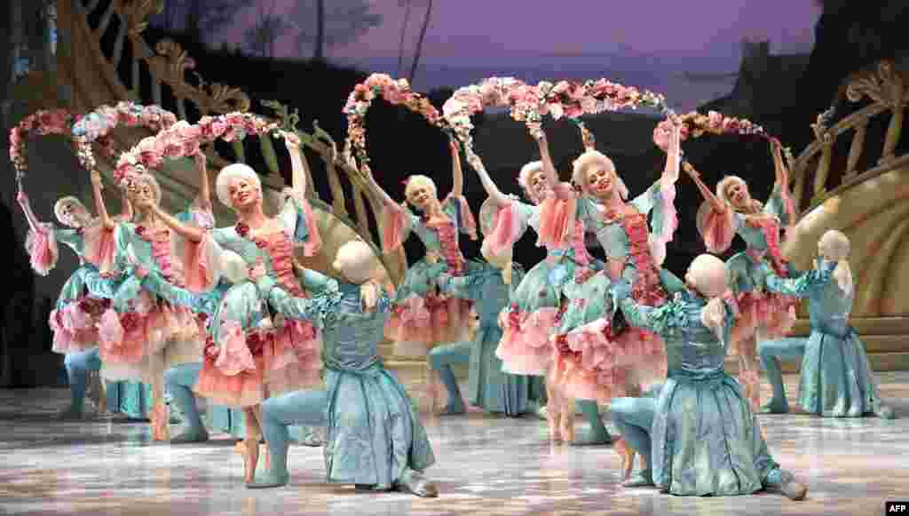 ក្រុម​អ្នក​របាំ​ធ្វើ​ការ​សម្តែង​នៅ​អំឡុង​ពេល​ហាត់សម​មួយ​សម្រាប់​ការ​សម្តែង​ The Sleeping Beauty នៃ​សមាគម​របាំ​ Ballet អូស្រ្តាលី​នៅ​ឯ​ Sydney Opera House។