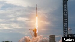 Un cohete Falcon 9 de SpaceX, con la cápsula Dragon y una tripulación de cuatro astronautas independientes, despega desde el Centro Espacial Kennedy en Cabo Cañaveral, Florida, el domingo 21 de mayo de 2023.