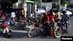 Pemilik mobil dan sepeda motor harus antri panjang untuk mengisi bensin akibat kelangkaan BBM di Port-au-Prince, Haiti. 