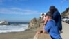 Warga menyaksikan ombak di sebuah pantai di San Francisco, setelah gempa mengguncang wilayah California Utara pada 5 Desember 2024. (Foto: AP/Haven Daley)