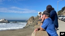 Warga menyaksikan ombak di sebuah pantai di San Francisco, setelah gempa mengguncang wilayah California Utara pada 5 Desember 2024. (Foto: AP/Haven Daley)