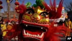 Un artista realiza una danza del león para animar a los visitantes en el templo Dongyue el primer día del Año Nuevo Lunar chino en Beijing el miércoles 29 de enero de 2025. AP