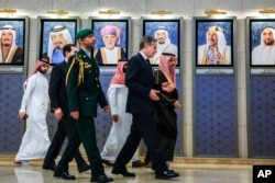 Menteri Luar Negeri AS Antoni Blinken berbincang dengan Menteri Luar Negeri Arab Saudi Faisal bin Farhan bin Abdullah (kanan) dalam Pertemuan Tingkat Menteri AS dan Negara-negara Teluk di Riyadh, Arab Saudi, 29 April 2024. (Foto: Evelyn Hockstein/Pool via AP)