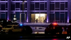 Un cuerpo yace afuera de la Corte Suprema en Brasilia, Brasil, luego de una explosión, el miércoles 13 de noviembre de 2024. (Foto AP/Eraldo Peres).