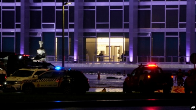 Un cuerpo yace afuera de la Corte Suprema en Brasilia, Brasil, luego de una explosión, el miércoles 13 de noviembre de 2024. (Foto AP/Eraldo Peres).