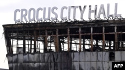 테러 사태로 불에 타 골조를 드러낸 러시아 모스크바의 '크로커스 시티홀' 외관. 지난 26일 촬영.
