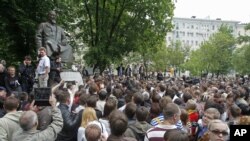 Para pendukung oposisi berkumpul di taman Chistiye Prudy, Moskow tempat di mana mereka berkemah selama ini (13/5).