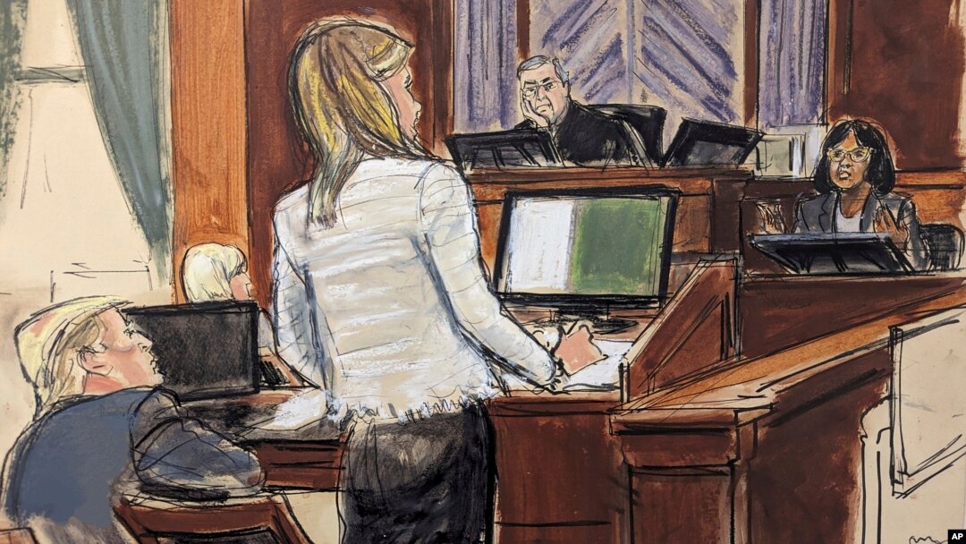 En este boceto de la sala del tribunal, el jueves 25 de enero de 2024, Donald Trump, observa a su abogada Alina Habba, de pie a su lado, interrogando a la testigo Carol Martin en el Tribunal Federal de Nueva York.