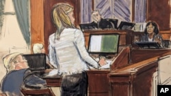 En este boceto de la sala del tribunal, el jueves 25 de enero de 2024, Donald Trump, observa a su abogada Alina Habba, de pie a su lado, interrogando a la testigo Carol Martin en el Tribunal Federal de Nueva York.
