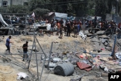 Warga Palestina melihat puing-puing tenda dan berpindah rumah, menyusul serangan militer Israel di kamp al-Mawasi untuk pengungsi internal (IDP), dekat kota Khan Yunis, selatan Jalur Gaza pada 13 Juli 2024. (Foto: AFP)