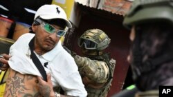 Un militar registra a un hombre en un control en Portoviejo, Ecuador, el jueves 11 de enero, en operaciones de seguridad luego del estallido de violencia propiciado por bandas del crimen organizado que llevaron al presidente Daniel Noboa decretar un estado de excepción.