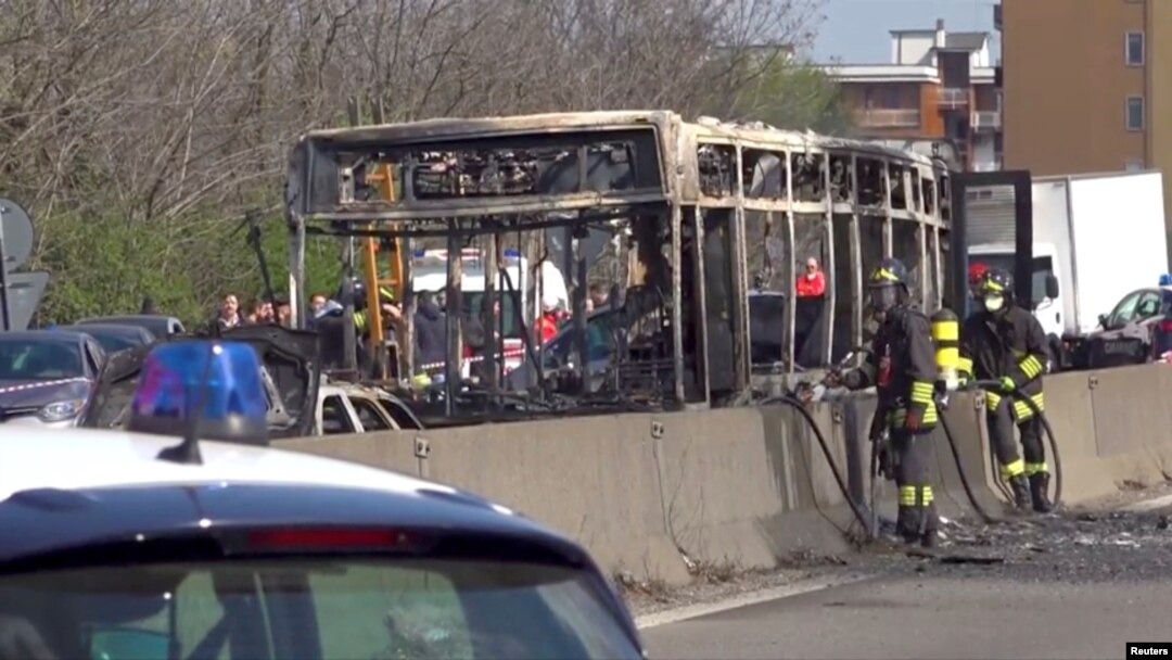 Rongsokan bus yang dibakar oleh sopirnya di sebuah jalan dekat Milan, Italia, Rabu (20/3). 