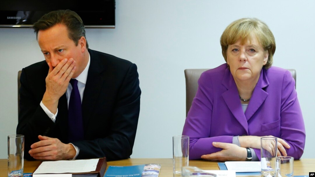 Thủ tướng Anh David Cameron và Thủ tướng Ðức Angela Merkel họp bên lề thượng đỉnh EU, ở Brussels, ngày 25/10/2013.