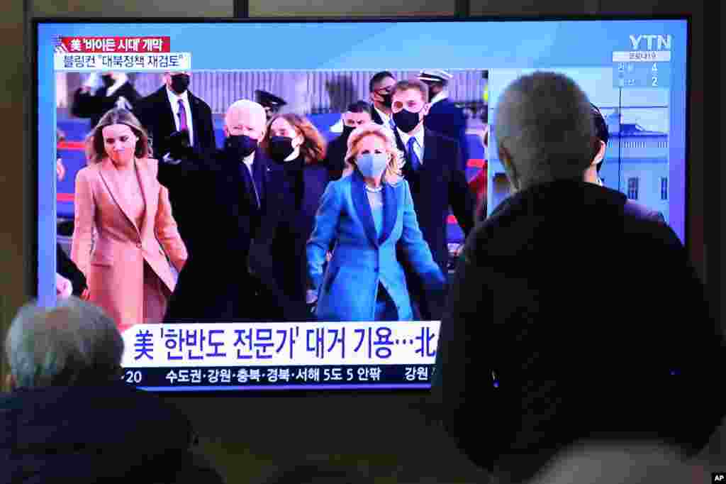 تصویر مراسم تحلیف جو بایدن در ایستگاه قطار در سئول در کره جنوبی. این کشور امیدوار است در دوران بایدن رابطه با کره شمالی میسر شود. 