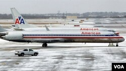 Beberapa pesawat maskapai American Airlines yang batal terbang di bandara kota Dallas, negara bagian Texas, 1 February 2011.