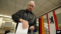 A man casts his vote in the city-state election at a polling station in Berlin September 18, 2011.