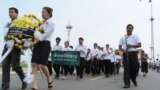 Mourners gather to pay respects to the late former Cambodian King Norodom Sihanouk in front of the Royal Palace in Phnom Penh, October 16, 2012. 