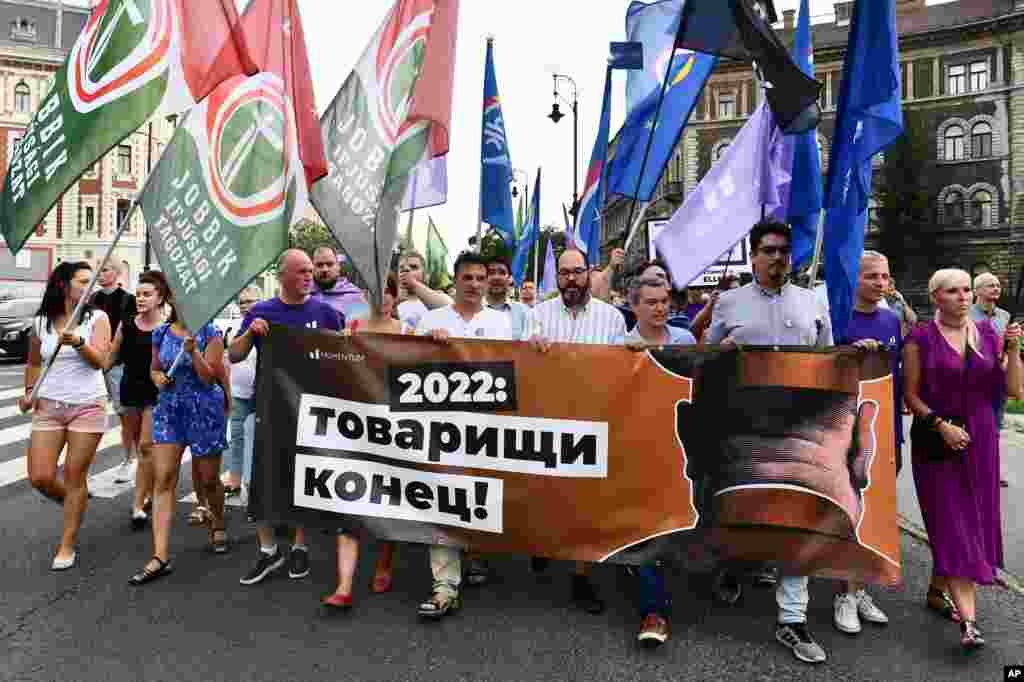 راهپیمایی مردم در اعتراض به استفاده دولت از نرم‌افزارهای جاسوسی علیه مخالفان در بوداپست، مجارستان