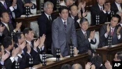 日本眾議院12月26日會議批准安倍晉三(站立者)繼任首相