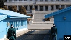 Binh sĩ Hàn Quốc đứng tại một vị trí để khó bị nhắm bắn từ phía Bắc Triều Tiên