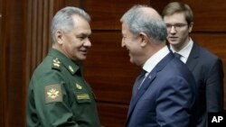 Los ministros de Relaciones Exteriores y de Defensa de Rusia, Sergei Shoigu y el de Turquía, Hulusi Akar, se reunieron el sábado en la capital rusa para analizar la situación en el norte de Siria.