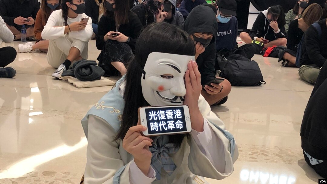 中學生示威者11月21日在元朗形點商場抗議721元朗事件。 (美國之音記者海彥拍攝)