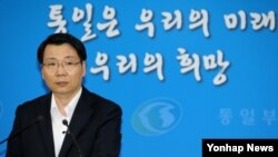 김형석 한국 통일부 대변인이 19일 정부서울청사에서 이상상봉과 금강산 관광재개 등 현안에 대해 브리핑하고 있다.