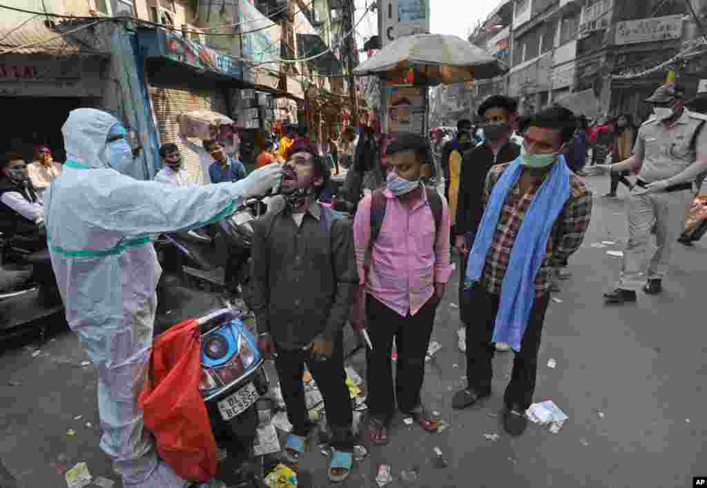 인도 뉴델리의 시장에서 시민들이 신종 코로나바이러스 감염 검사를 받고 있다. 인도의 확진자 수는 곧 900만 명을 넘을 것으로 예측되고 있다. 