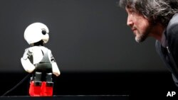 Fuminori Kataoka, manajer proyek humanoid dari Toyota berbicara dengan robot Kirobo (foto: dok). Kirobo dikirim ke stasiun antariksa (ISS) dan berbicara dari sana. 