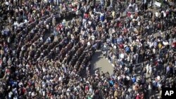 به‌ ده‌یان هه‌زار که‌س له‌ گۆڕه‌پانی ته‌حریری قاهیره‌ی پایته‌خت گردبوونه‌ته‌وه‌ بۆ داوای کۆتایی هێنان به‌ حوکمڕانی حوسنی موباره‌ک، یه‌کشه‌ممه‌ 30 ی یه‌کی 2011