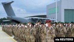 Des soldats allemands lors du dernier appel devant un avion cargo Airbus A400M des forces armées allemandes après leur retour d'Afghanistan sur l'aérodrome de Wunstorf, en Allemagne, le 30 juin 2021. (Hauke-Christian Dittrich/Pool via REUTERS)