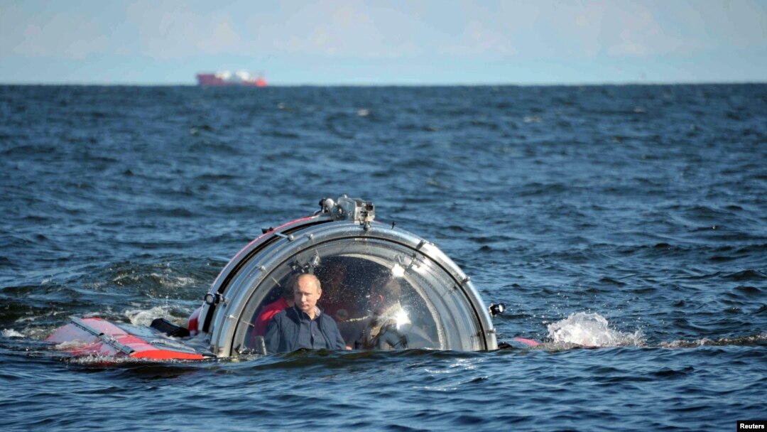 Presiden Rusia Vladimir Putin terlihat di dalam kapsul selam C-Explorer 5 (15/7) setelah menyelam untuk melihat bangkai kapal perang "Oleg", yang tenggelam pada abad 19 di Teluk Finlandia, Laut Baltik. (Reuters/Aleksey Nikolskyi/RIA Novosti/Kremlin)