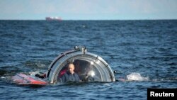 Presiden Rusia Vladimir Putin terlihat di dalam kapsul selam C-Explorer 5 (15/7) setelah menyelam untuk melihat bangkai kapal perang "Oleg", yang tenggelam pada abad 19 di Teluk Finlandia, Laut Baltik. (Reuters/Aleksey Nikolskyi/RIA Novosti/Kremlin)