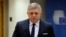 ARCHIVO - El primer ministro de Eslovaquia, Robert Fico, a su llegada a una reunión en una cumbre de la Unión Europea, en Bruselas, el 1 de febrero de 2024.