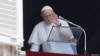 El papa Francisco saluda al retirarse después de dirigir la oración del Ángelus desde su ventana en el Vaticano semanas después de una cirugía intestinal, en el Vaticano, el 18 de julio 2021.