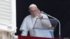 El papa Francisco saluda al retirarse después de dirigir la oración del Ángelus desde su ventana en el Vaticano semanas después de una cirugía intestinal, en el Vaticano, el 18 de julio 2021.