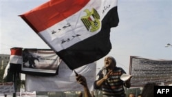 Người biểu tình Ai Cập hô khẩu hiệu chống Hội đồng quân nhân cầm quyền tại Quảng trường Tahrir ở Cairo, ngày 27/11/2011