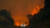 Un rayo podría empeorar un incendio forestal al este de Los Ángeles que ya amenaza 35.000 casas y edificios