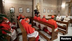 Paus Fransiskus dan Paus Emeritus Benediktus XVI menghadiri pertemuan usai upacara konsistori untuk melantik 13 kardinal baru di Vatikan, Sabtu, 28 November 2020.